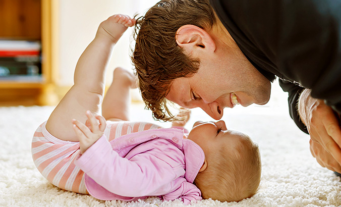 Vater spielt mit seinem Baby